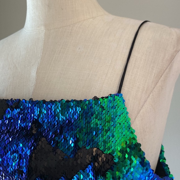 Forever 21 woman’s Flippable blue green sequin crop tank top spaghetti straps - Picture 5 of 13